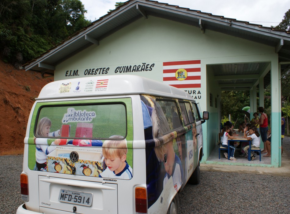 Biblioteca Ambulante leva livros às escolas isoladas