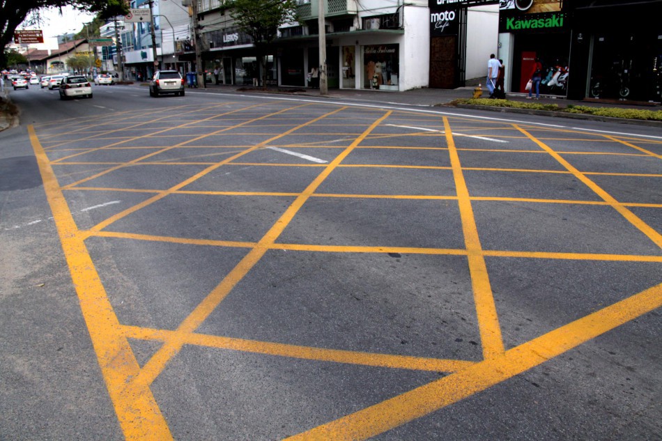Prefeitura incrementa sinalização das ruas com yellow boxes
