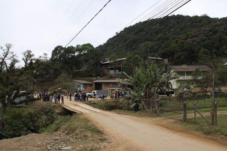 Prefeitura executa ponte e nova pavimentação no bairro Velha Grande 