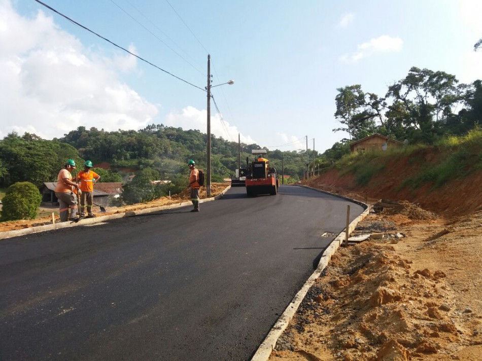 Prefeitura conclui asfaltamento na Vila Itoupava