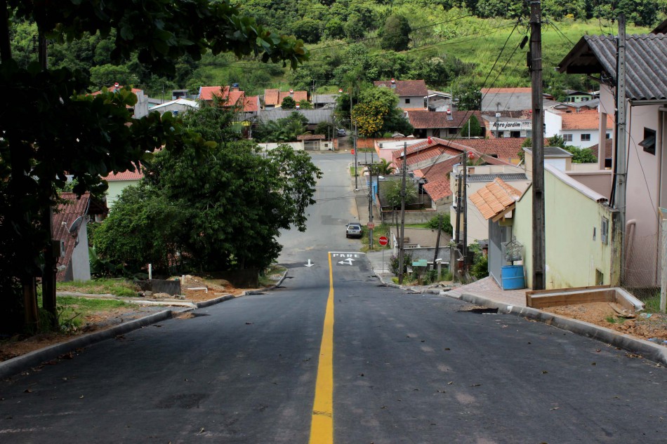 Pavimentação asfáltica é entregue à comunidade no bairro Itoupavazinha