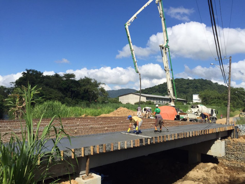 Nova ponte da Rua Martin Jensen tem as vigas concretadas