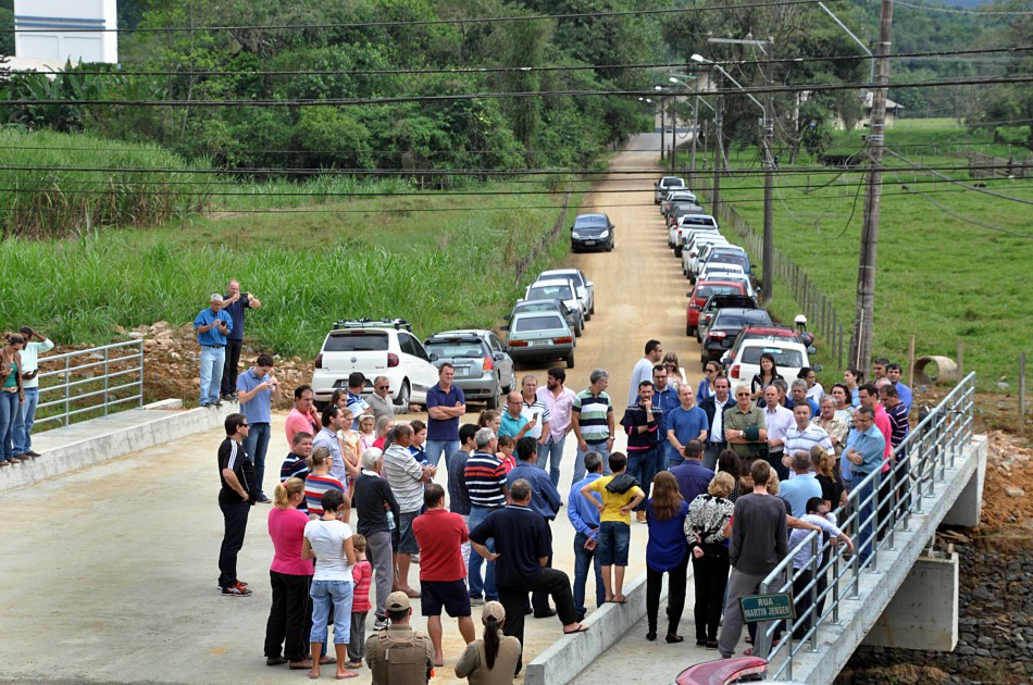 Prefeitura entrega pontes e pavimentação asfáltica aos bairros