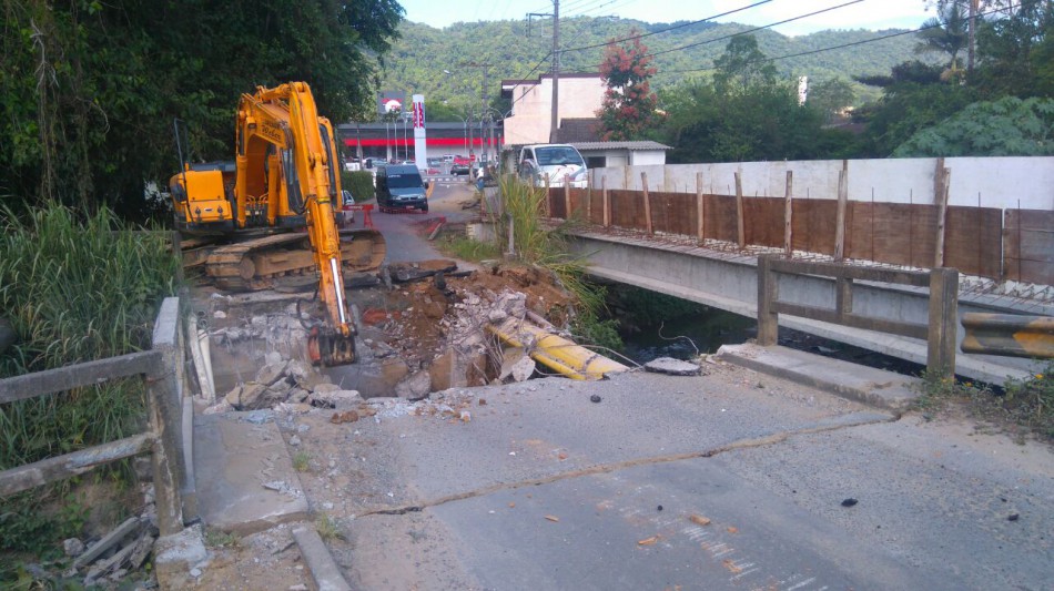 Ponte da Rua Bernardo Reiter é demolida para início da segunda fase das obras