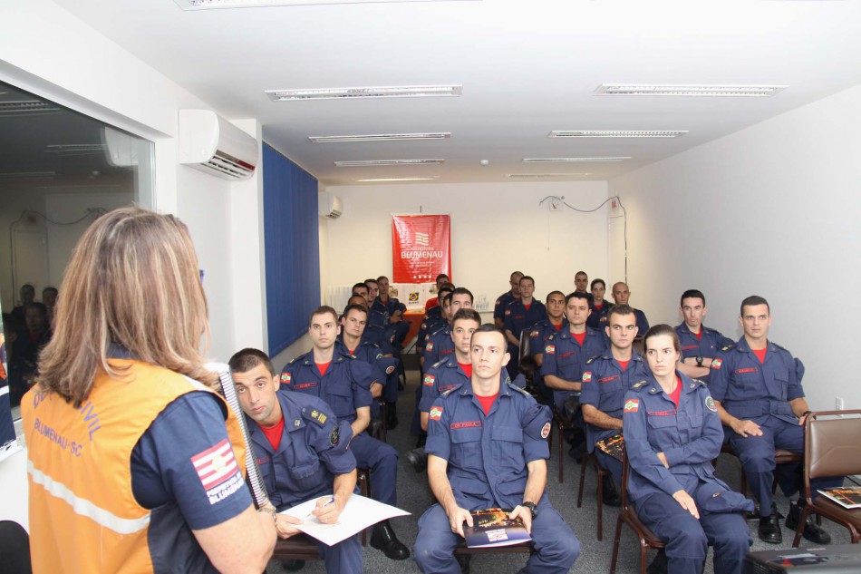 Turma de pós-graduação dos Bombeiros visita Defesa Civil de Blumenau
