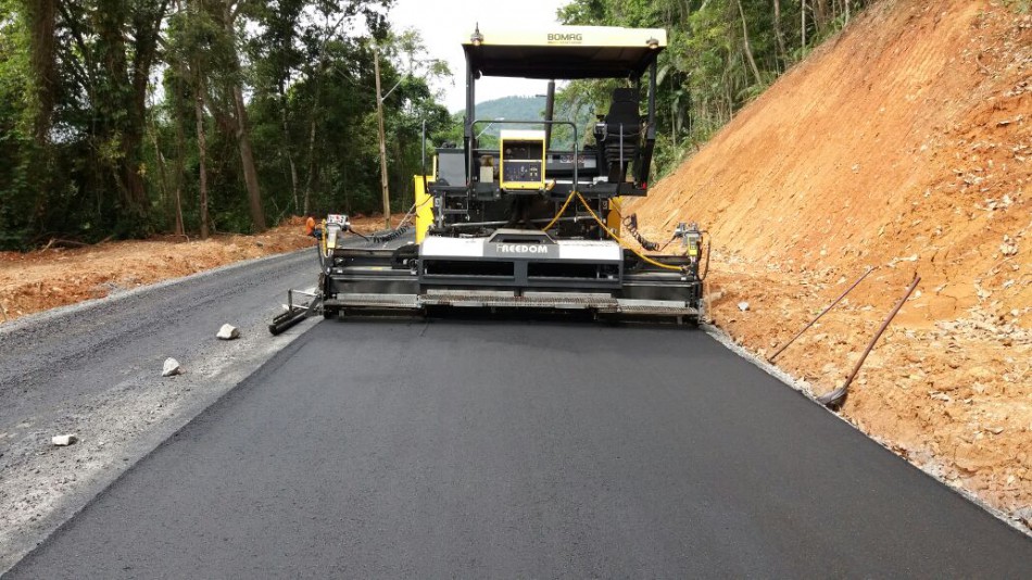 Prefeitura executa 1.160 metros de pavimentação na Rua Arnold Hemmer 