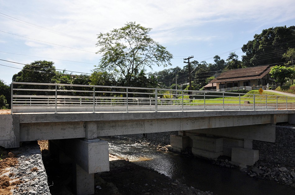 Ponte da Rua Martin Jensen, na Itoupava Central, está liberada ao trânsito