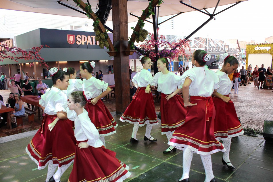 Grupos folclóricos da Pró-família se apresentam no Boulevard Spaten Garten
