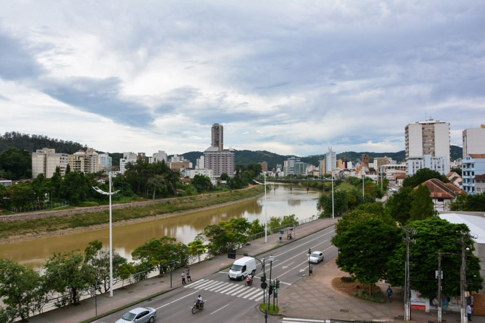 Frente fria chega em Blumenau nesta terça-feira e diminui as temperaturas
