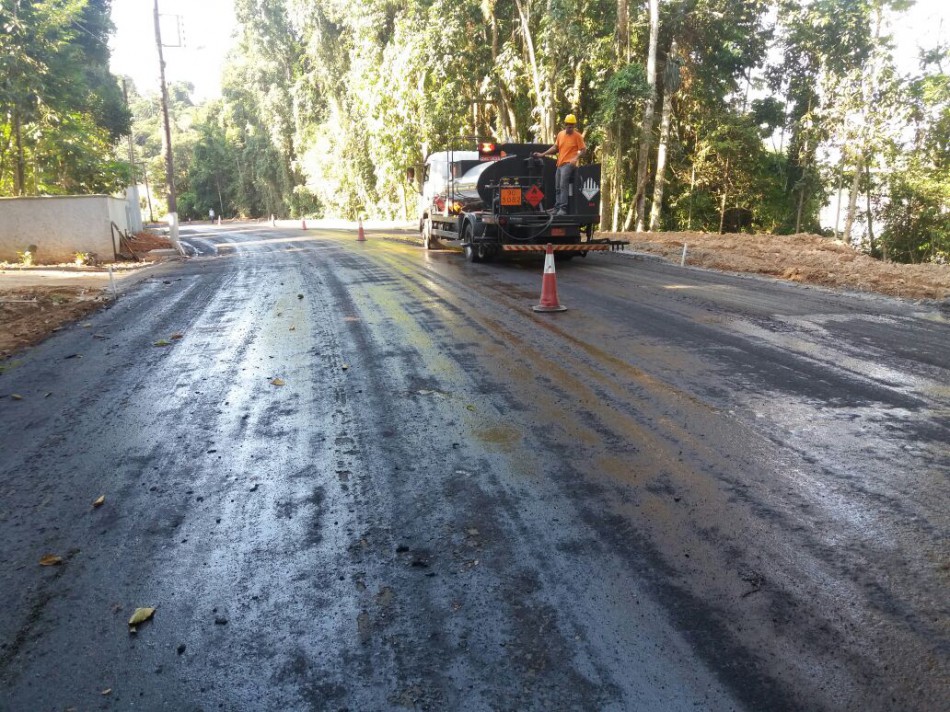 Prefeitura inicia execuções de asfalto na Rua Arnold Hemmer