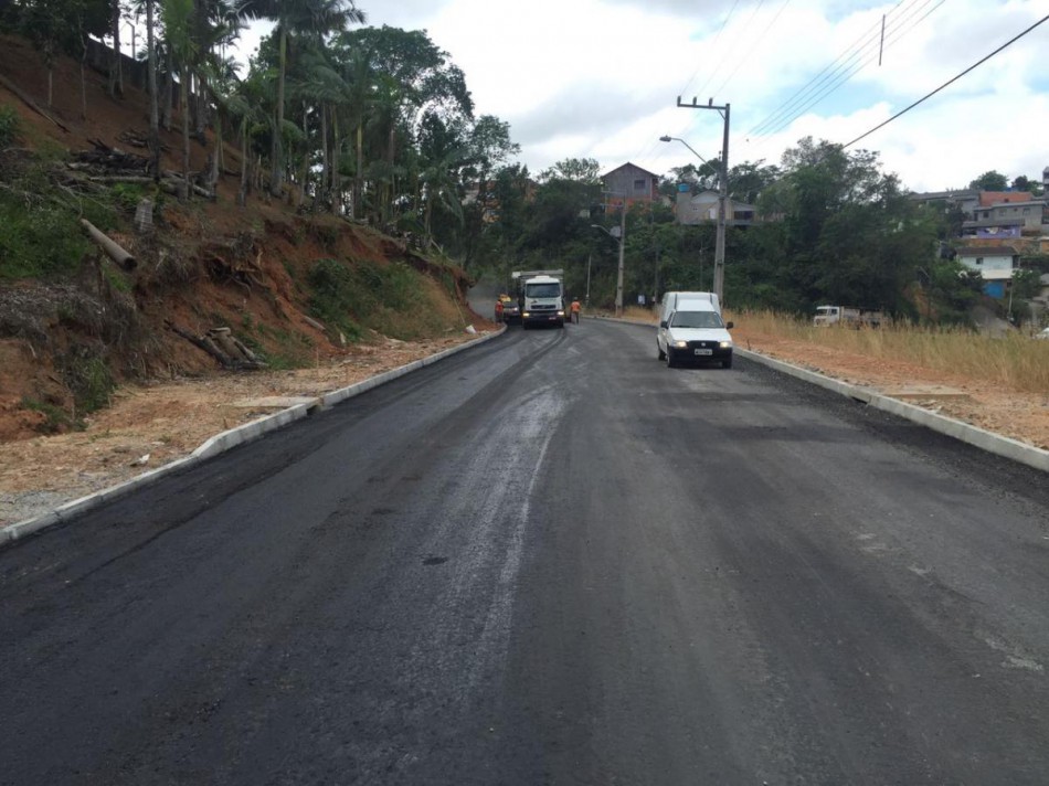 Prefeitura executa 700 metros de pavimentação na Rua Vale do Selke