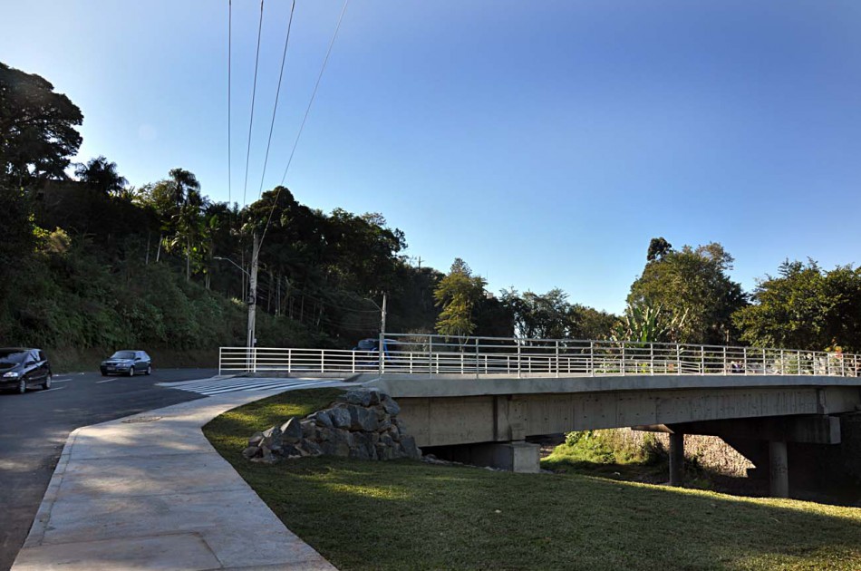 Prefeitura entrega ponte da Rua Mariana Bronnemann, no bairro Velha