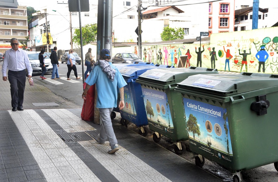 Samae faz reposição de contêineres de coleta de lixo no Centro 