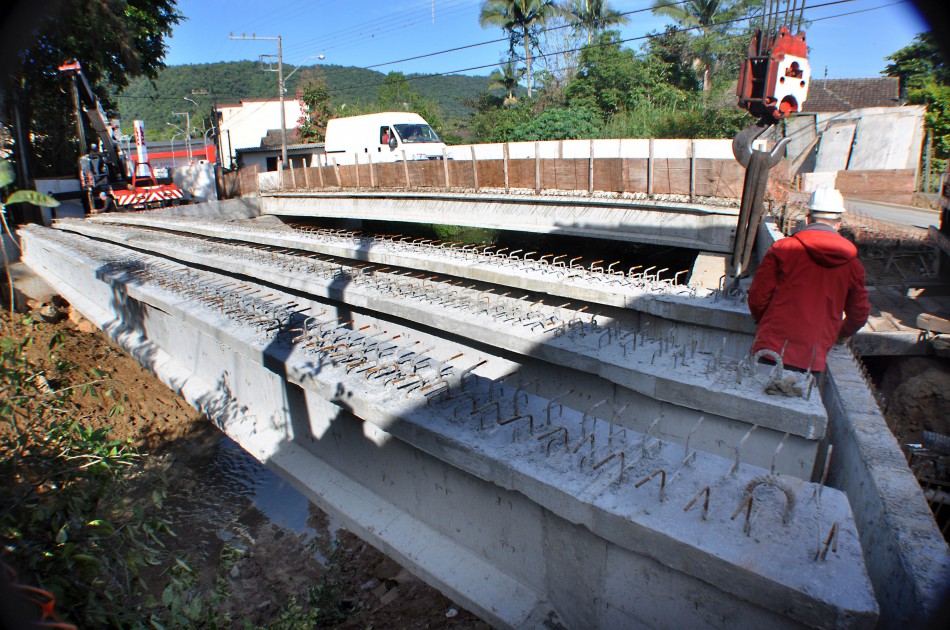 Nova ponte do bairro Velha Central recebe vigas de sustentação