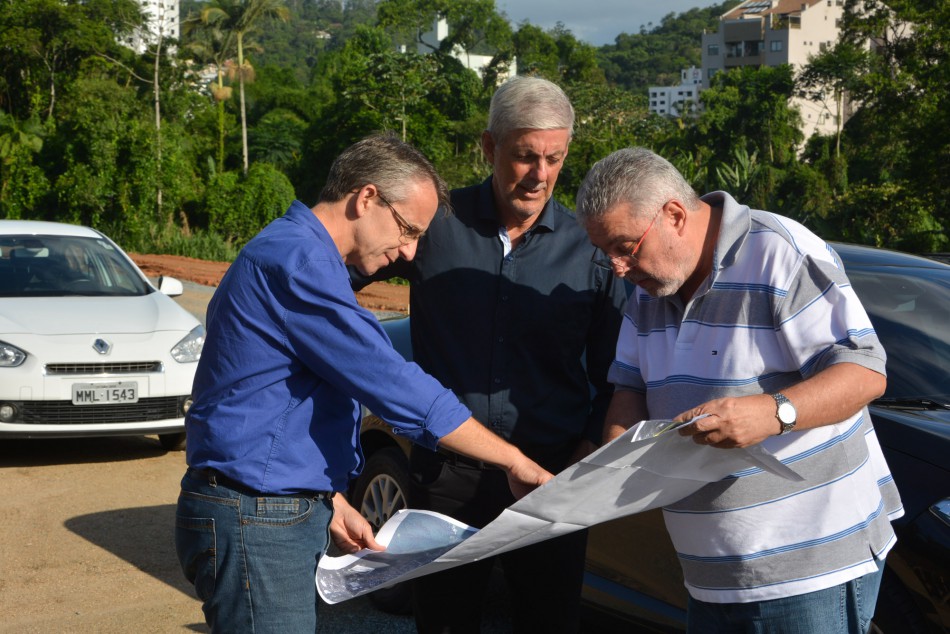 Acompanhado de secretário de Planejamento do Estado, prefeito em exercício visita obras em Blumenau