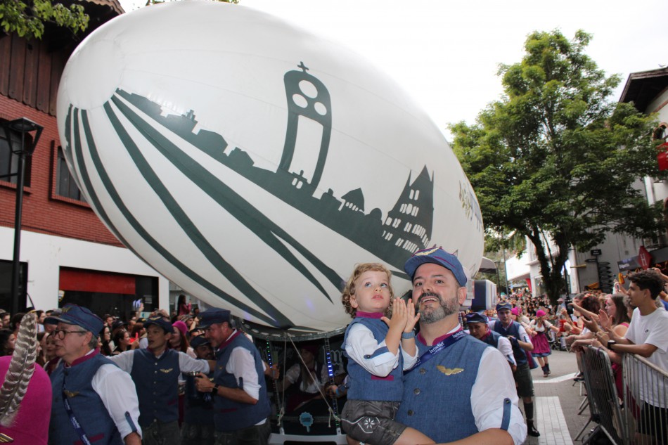 Novas atrações encantam o público no primeiro desfile da 39ª Oktoberfest Blumenau