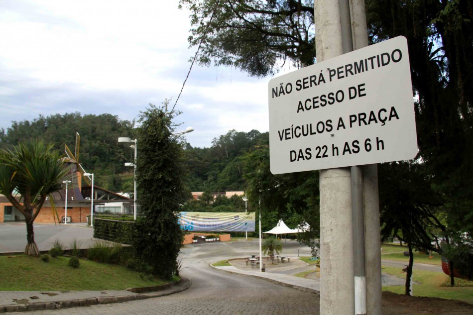 Prainha ganha nova iluminação e passa a ficar fechada para veículos à noite