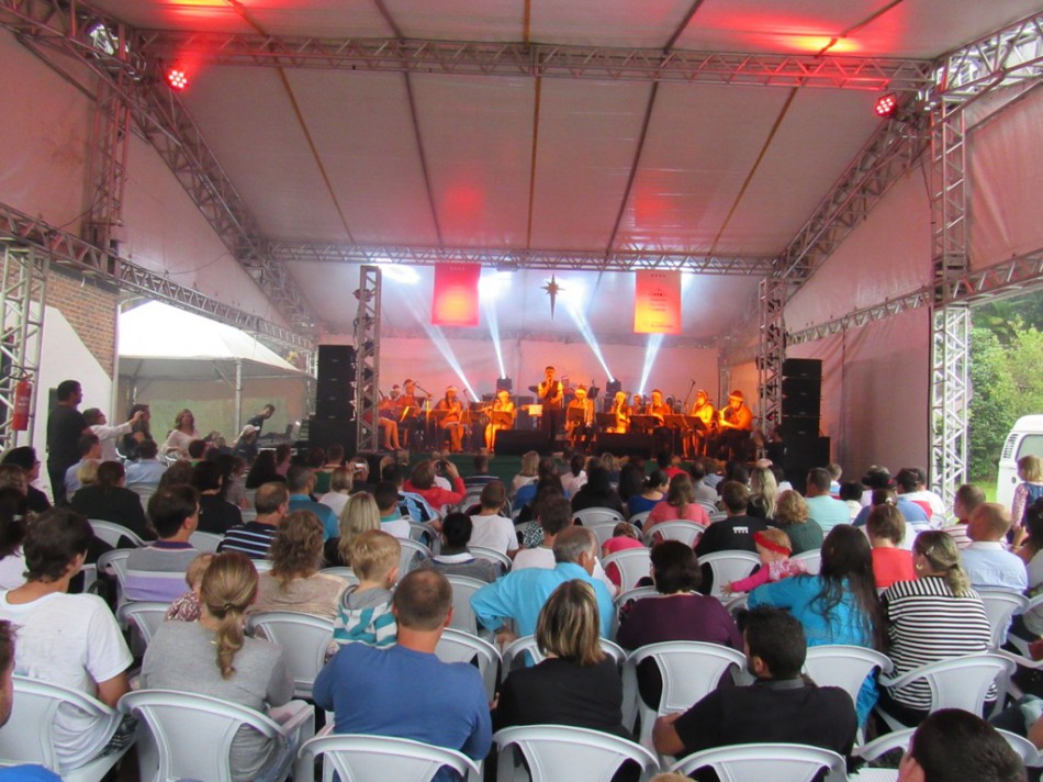 Famílias se divertem no Natal cultural da Vila Itoupava