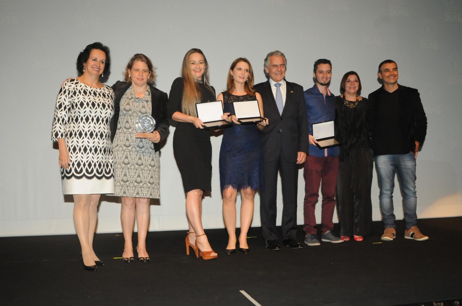 Professora da educação infantil de Blumenau recebe prêmio da Fundação Abrinq