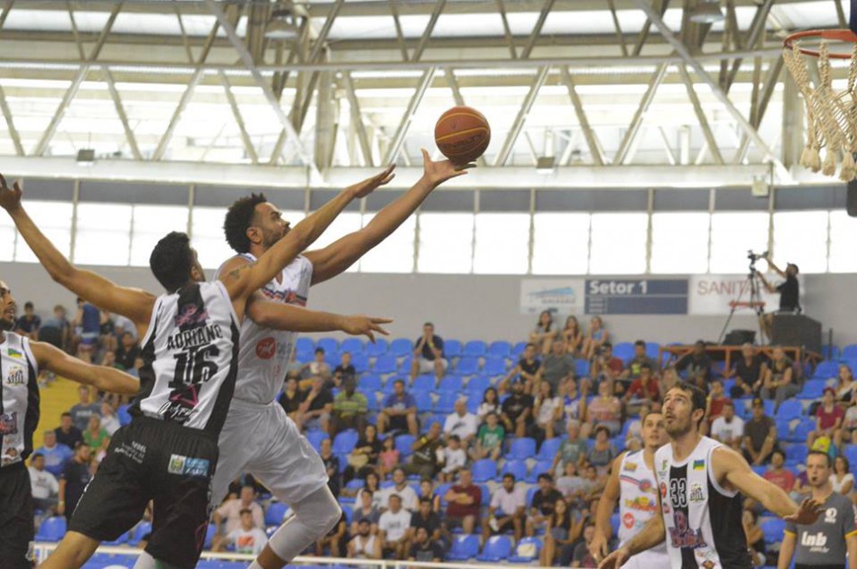 Blumenau vence pela Liga Ouro de Basquete