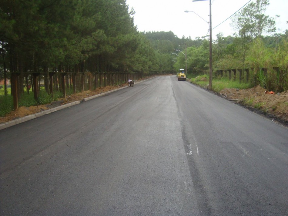 Rua Ewaldo Jansen recebe primeiro trecho de asfalto