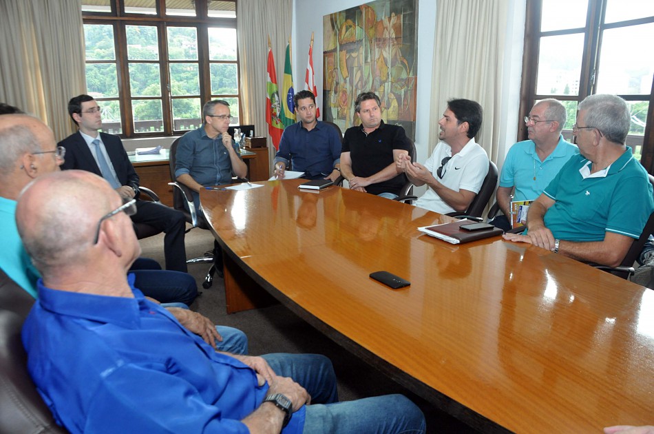 Prefeitura recebe representantes da cooperativa de táxi