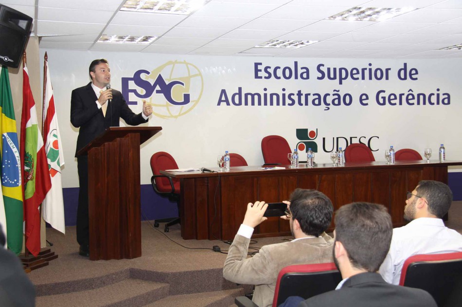 Prefeito de Blumenau expõe boas práticas de gestão pública em evento na Capital