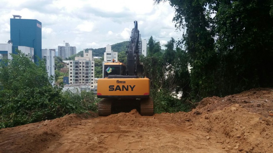Prefeitura inicia contenção de encosta no bairro Vila Nova