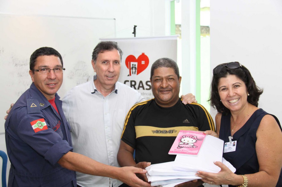 Materiais escolares são entregues às famílias