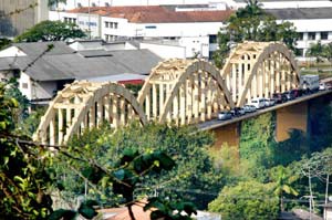 Prefeitura realiza manutenção da iluminação pública da Ponte dos Arcos