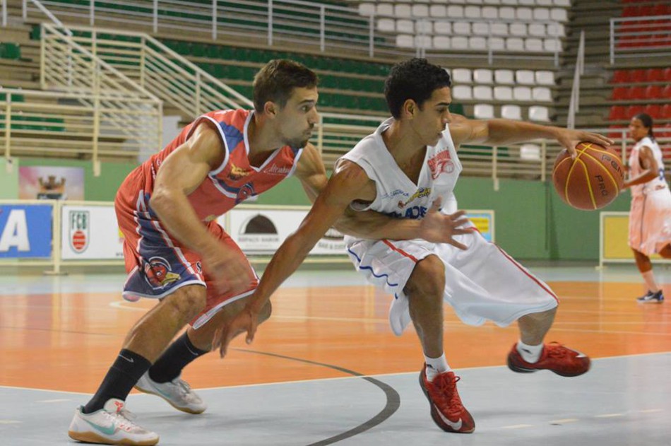 Blumenau vence e assume liderança na Liga Ouro