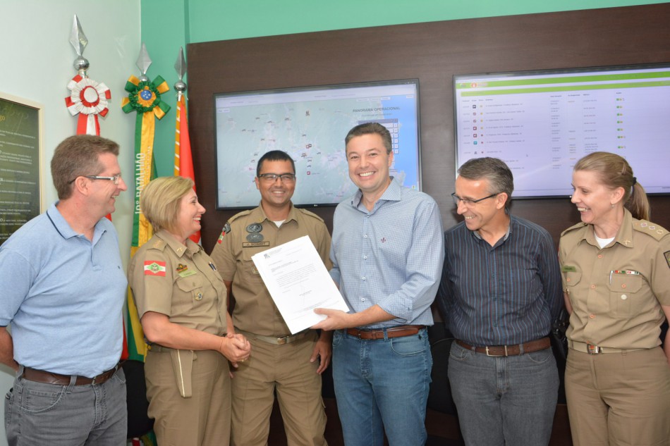 Prefeito faz entrega simbólica de repasse do convênio com Polícia Militar