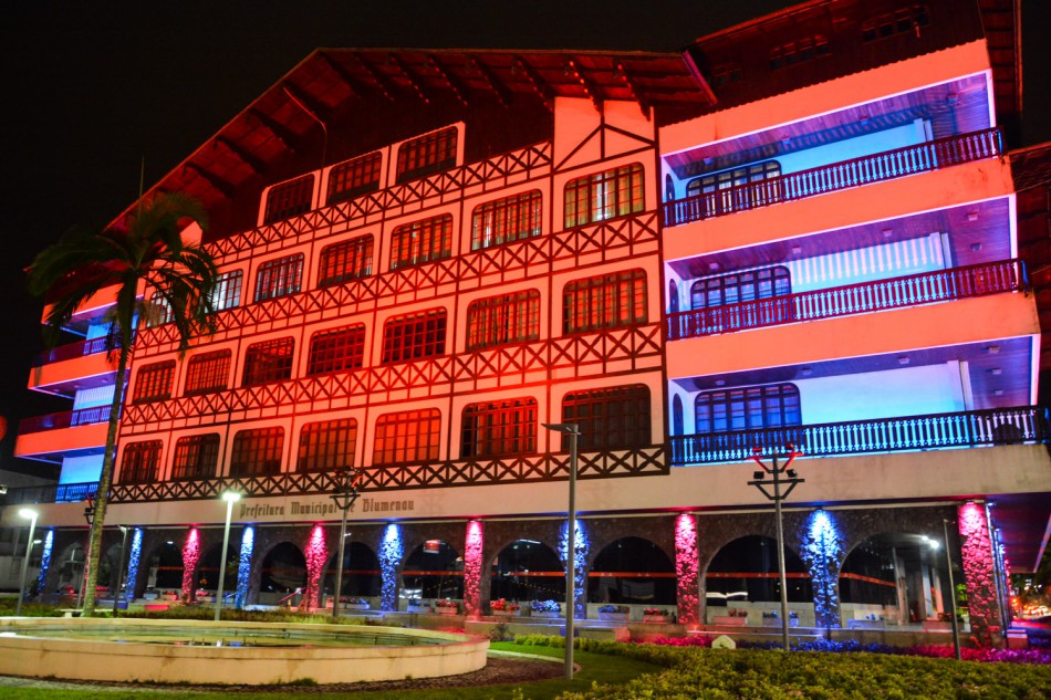 Prefeitura recebe iluminação especial em alusão ao Dia Mundial do Rim