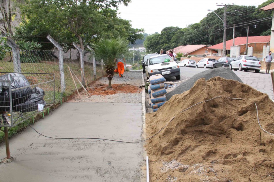 CEI Emília Piske tem calçada executada pelo Programa Cidade Jardim 