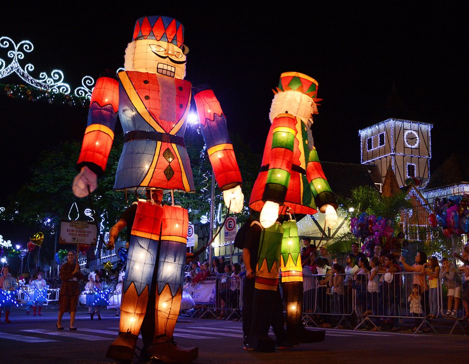 Desfile de Natal altera trânsito na Rua Alberto Stein