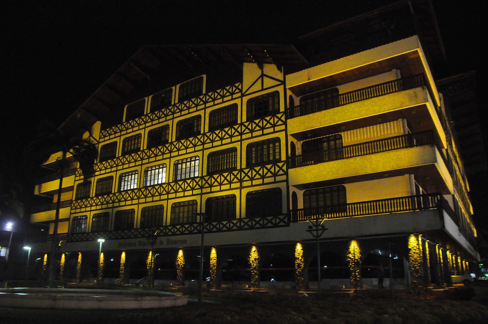 Prefeitura recebe iluminação especial em alusão ao Maio Amarelo