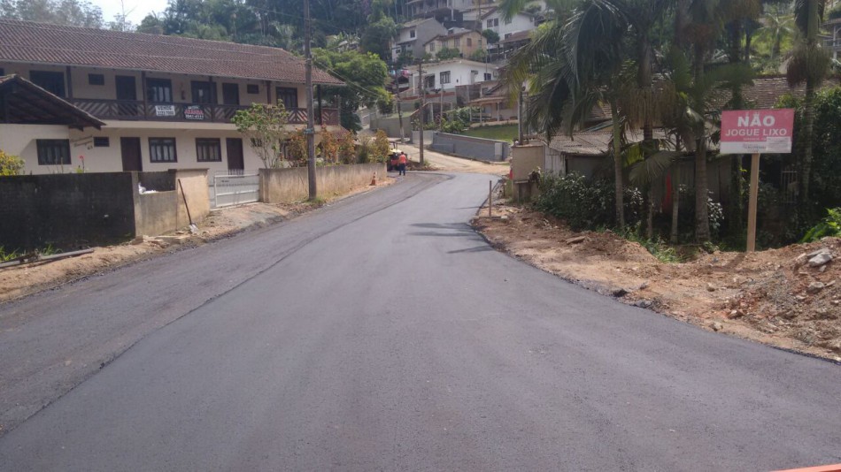 Prefeitura executa asfalto na Rua Irapuru, no bairro da Glória