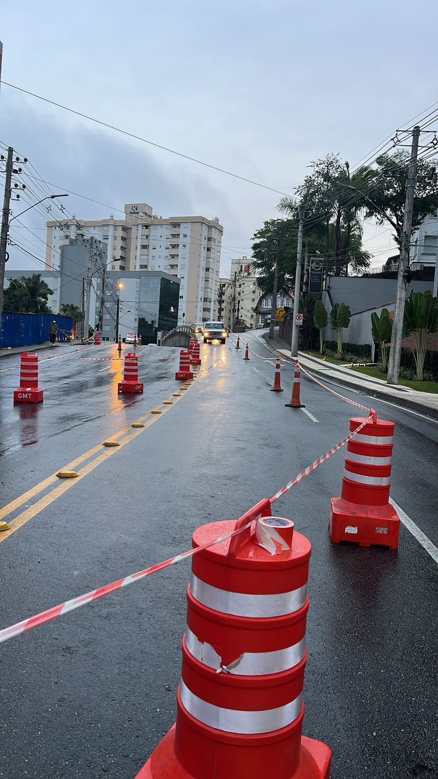 Trânsito de veículos na Rua Hermann Huscher é modificado de forma temporária