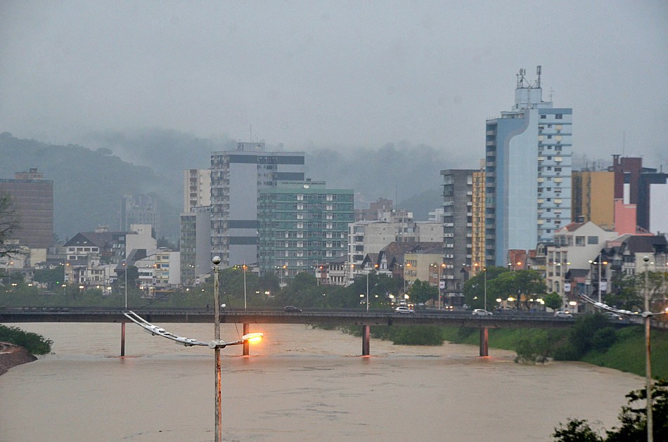 Em Blumenau, Rio Itajaí-Açu deve atingir 8 metros às 4h desta terça-feira, dia 6