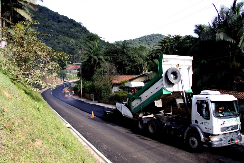 Rua Franz Muller, na Velha Grande, recebe primeiro trecho de asfalto