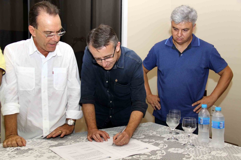 Prefeitura assina ordem de serviço para pavimentação de três ruas