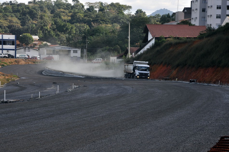 Prolongamento da Rua Humberto de Campos é preparado para receber mais asfalto