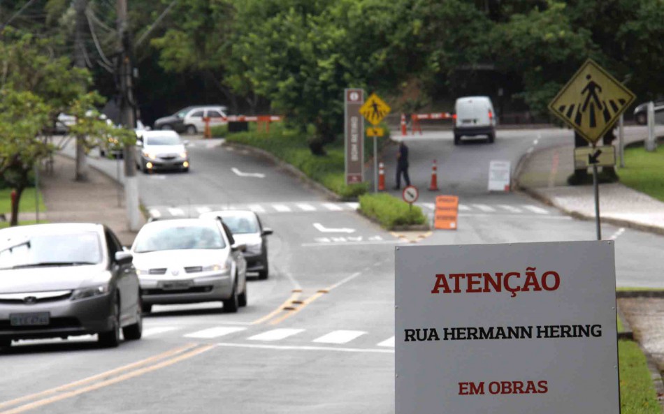 Prefeitura realiza pintura da sinalização viária na Rua Hermann Hering