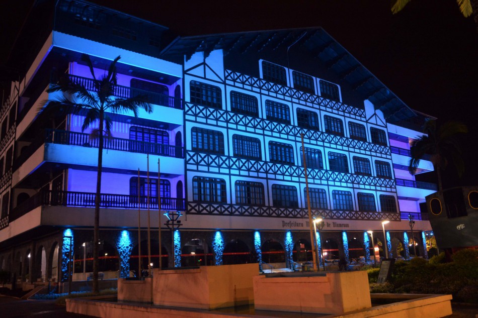Prefeitura recebe iluminação especial em alusão ao autismo