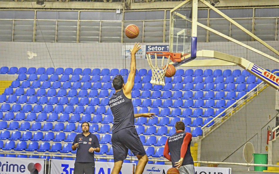 Blumenau faz o primeiro jogo do playoff semifinal da Liga Ouro neste sábado