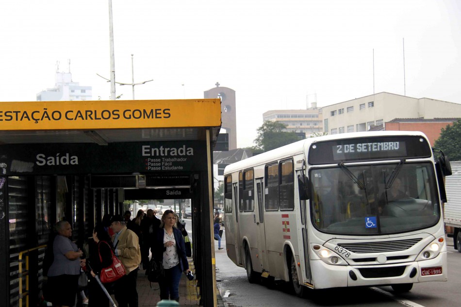Linhas de ônibus circulam em trajeto parcial nesta terça-feira