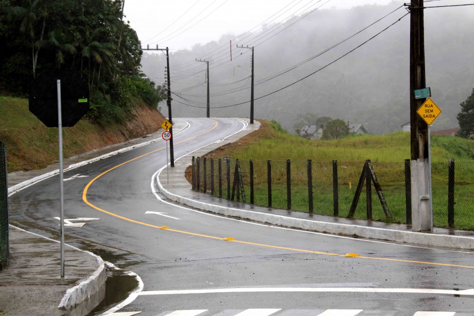 Prefeitura entrega asfalto na Vila Itoupava