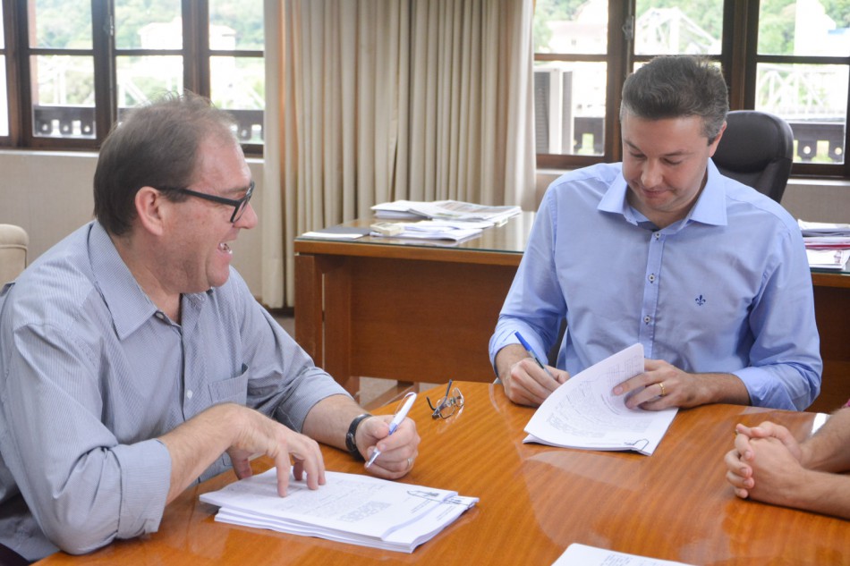 Prefeitura assina contrato da nova concessão do transporte coletivo