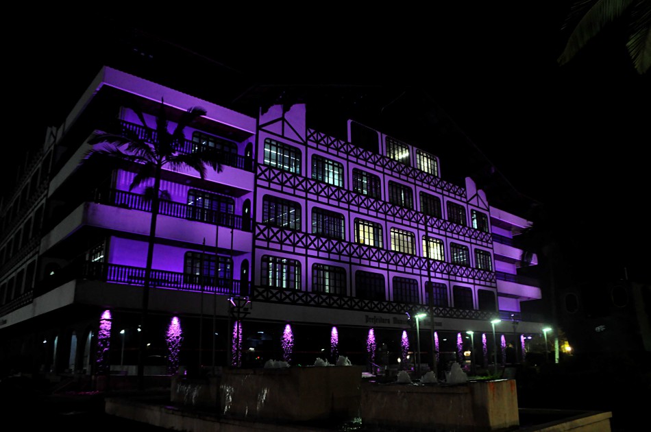 Prefeitura fica com iluminação especial em alusão ao Dia da Fibromialgia