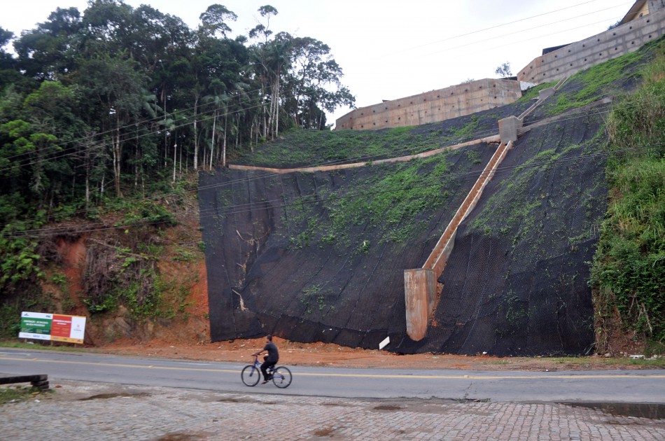 Prefeitura conclui contenção de encosta no bairro Progresso